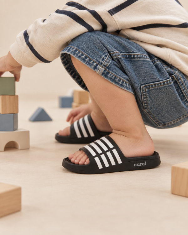 Sandalias Franjas Negro con Blanco para niños